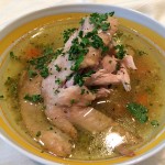 丸鶏と野菜のスープ